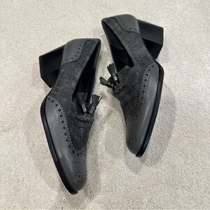 Stuart Weitzman Black & Gray Heels Brogue Loafers Tassel Accent Narrow Fit sz 8